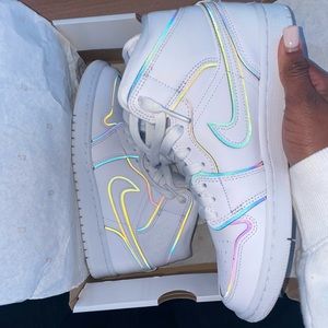 Air Jordan 1 Mid SE Iridescent